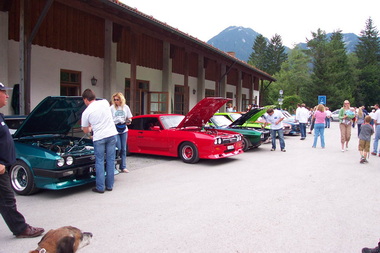 Offene Motorhauben
Open bonnets
Capots ouverts